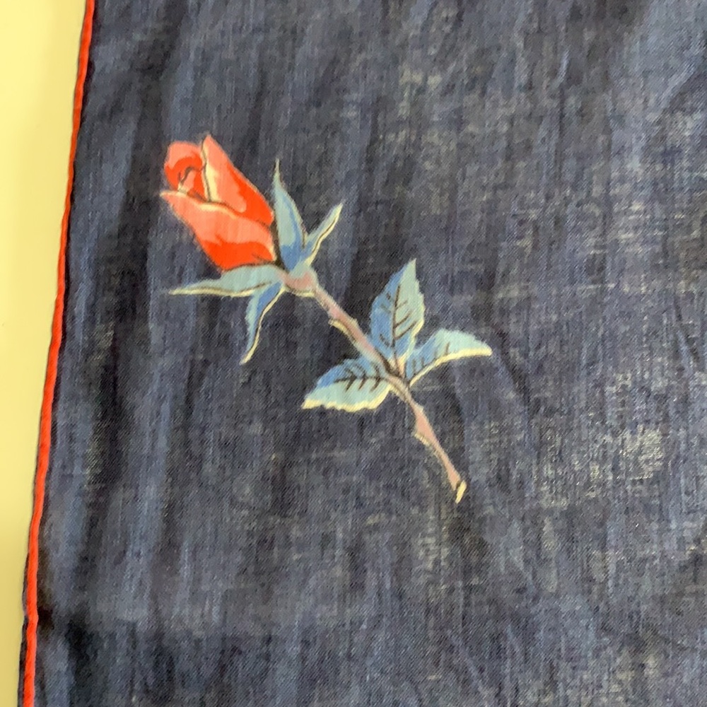 VINTAGE NAVY BLUE HANKIE WITH ROSES - Picture 3 of 4